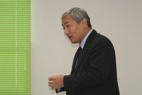 イグザム幼児教室で講演中の 関西大学初等部の梅本龍多先生